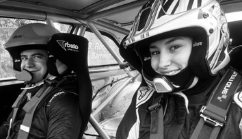 Dvacetiletá navigátorka zemřela po nehodě, její partner skončil v nemocnici