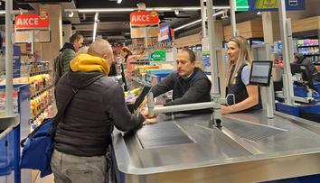Překvapení v pražském supermarketu. Starosta šel pracovat na kasu
