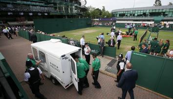 Kolaps ve Wimbledonu! Pro fanynku musela jet záchranka