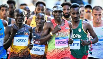 Smutný konec maratonské legendy. Místo zlata jel Kipchoge do cíle taxíkem