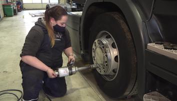 Mladá mechanička mezi kamióny! Vymění i stokilovou pneumatiku