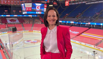 Pozor, u mikrofonu žena. Komentátorka NHL přepisuje historii, jak se vám líbí?