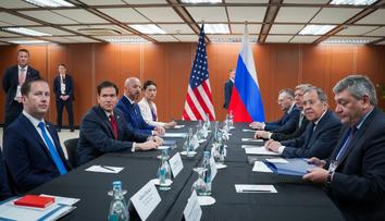 Američané obnovují jednání s Ruskem o Ukrajině. Rubio se v Asii potkal s Lavrovem