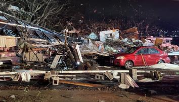 Tornáda a bouřky zabily v Tennessee šest lidí včetně dítěte, všude létaly trosky