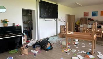 Na Tachovsku řeší rozmlácenou a vykradenou školku. Podezřelé jsou děti