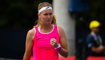 Bouzková padla s vítězkou Wimbledonu. České derby zvládla Plíšková