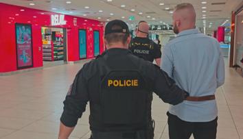 Z Filipín rovnou do vazby. Eskorta přivezla hledaného muže, hrozí mu 18 let vězení