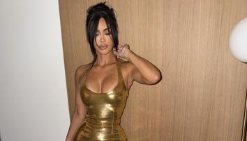 Hamilton a Kardashianová se vášnivě líbali před Eiffelovkou. Fanoušci už mluví o svatbě