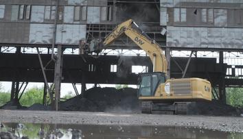 V bývalé Liberty Ostrava začala demolice. K zemi půjdou haly i pece