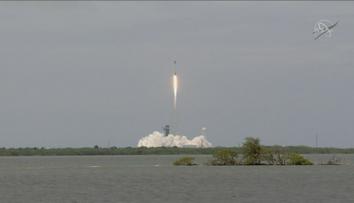 Vesmírná loď Dragon 2 je na cestě k ISS. Veze nové solární panely