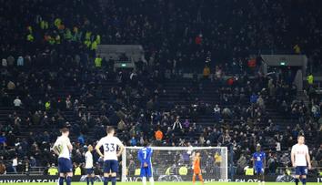 Semifinále Carabao Cupu bylo přerušeno, diváci za bránou Chelsea volali o pomoc