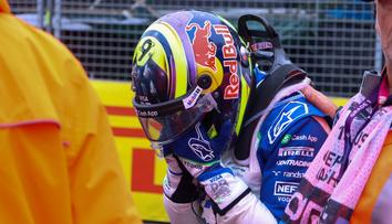 Krásný moment na F1. Brečícího nováčka utěšoval otec Lewise Hamiltona