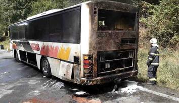 Cesta jako z hororu! Autobus s dětmi a přívěsem vzplál přímo za jízdy