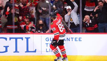 Útočník Chicaga vyškolil obranu soupeře. Jeho parádní gól je hitem NHL