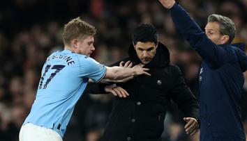 Arsenal je vyšetřován. De Bruyne pod palbou fanoušků. Pak si do nich rýpl