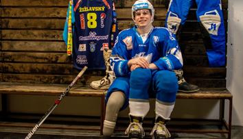 Hraje hokej i bez nohy! Mladý bojovník prohání i zdravé sportovce