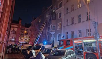 Požár na pražských Vinohradech vyhnal lidi z domu. Zranil se policista
