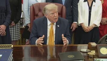 Trump kritizuje ropné giganty za zisky. Podle expertů situace nahrává těžbě v USA