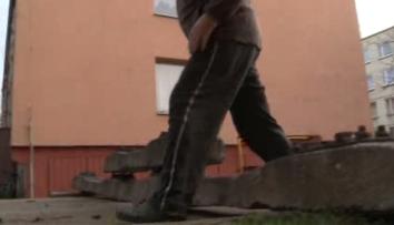 Zablokoval jim cestu k domu! Teď se tam nedostanou ani popeláři