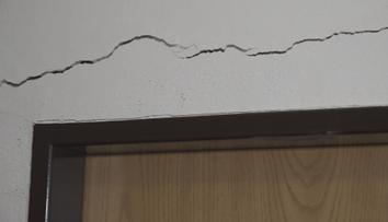 Nájemníky žďárské bytovky děsí velké praskliny. Vše je v pořádku, tvrdí město