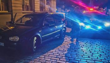 Jel za přítelkyní, skončil v poutech. Policie nemohla uvěřit tomu, koho chytila