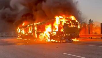 Děsivá podívaná u Chrastavy: Na silnici shořel autobus. Cestovalo v něm 30 lidí