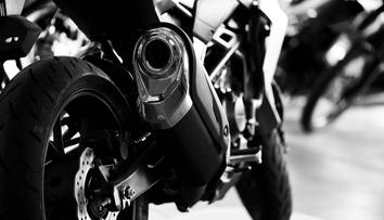 Tragédie při populárním závodě. Motocyklista zemřel na následky nehody