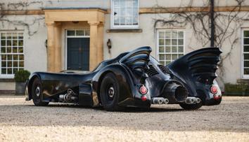Parádní Batmobil za cenu Octavie. Tahle kára může normálně na silnice