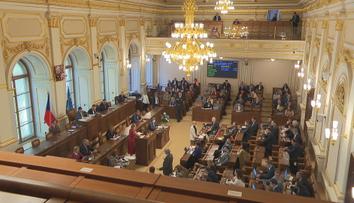 Opozice chce hlasovat o nedůvěře vládě. Na její svržení ale nemá dost poslanců