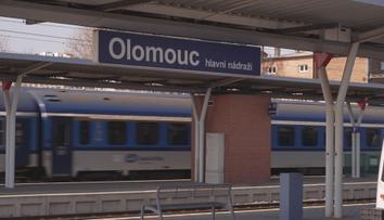 Olomoucké nádraží nabízí řadu služeb. Před ním je ale nepořádek i mrtví potkani