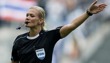 Přepište dějiny: Fotbalové utkání Bundesligy pískala žena!