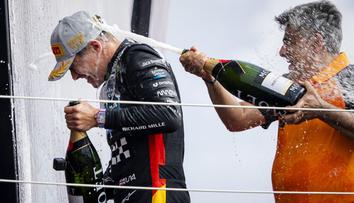 Řádění McLarenu odnesla další trofej. Její výroba trvala 210 hodin