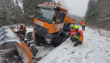 VIDEO: Sypač nezvládl cestu na Ještěd. Ze škarpy ho museli vysvobodit hasiči