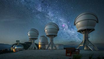 Astronomové objevili ve vesmíru záhadný objekt. Pravidelně vysílá rádiové vlny