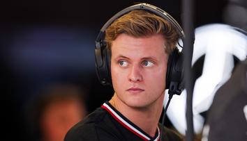 Další rána ve světě F1: Po Hamiltonovi truchlí i Schumacher