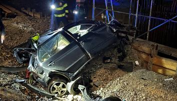 Z dálničního mostu na D4 spadlo auto. Řidič neměl šanci přežít
