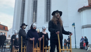 Hrkači v bílých maskách: České Budějovice slaví Zelený čtvrtek tradičním způsobem
