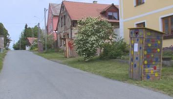 Vzpoura proti chybějící kanalizaci. Obec na Karlovarsku zdobí kadibudky
