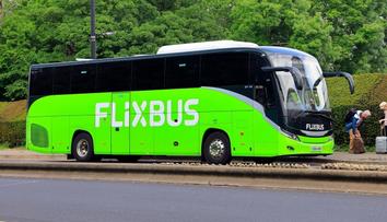 Autobus FlixBusu havaroval na dálnici v Německu. Převrátil se na bok, 23 zraněných