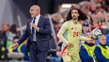 Svůj slib dodržel. Mistr světa si nechal vytetovat trenéra i s trofejí