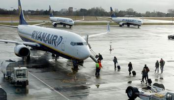 Děsivé záběry! Bouře cloumala s letadlem, piloti nedokázali přistát