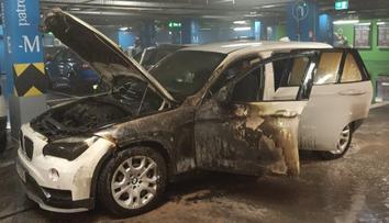 V nákupním centru v Praze shořelo auto. Hasiči odvětrávají garáže