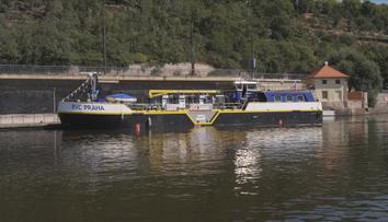 Na Vltavě vyplul nový tanker. Poslouží jako pojízdná čerpací stanice