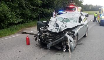 Auto smetlo a zabilo motorkáře, který mu zřejmě nedal přednost