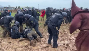 VIDEO: Těžkooděnci se znemožnili. Před aktivisty se vyváleli v bahně