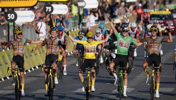 Parťák vítěze Tour de France měl nehodu. Po srážce s autem má po sezoně
