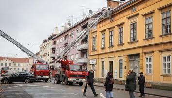 Tříleté dítě skoro uhořelo. Sociálka před matkou varovala