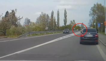 Řidič hrozil z okýnka nejspíš zbraní. Policie: Je to jen přestupek