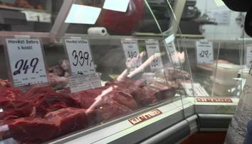 Ceny másla prudce klesají, maso naopak zdražilo. Může se stát luxusem, tvrdí expert