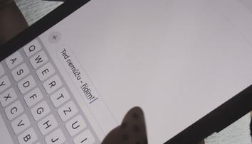 Přibývá nehod kvůli mobilu za volantem. Řidiči riskují i používáním handsfree